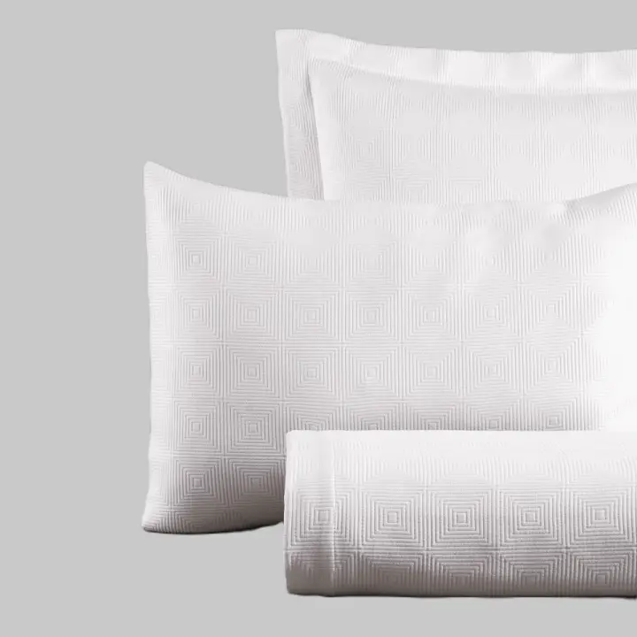 Colcha Cuadros 408 gsm, 100% CO, blanca, hotel, alta calidad textil y resistente al lavado industrial - 1