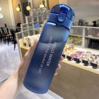 Botella De Agua Transparente Para Deporte 780ml Portátil Para Gimnasio Y Viajes a Prueba De Fugas Con Tapa Estilo Moderno En Colores Rosa Azul Negro Y Blanco - details 8