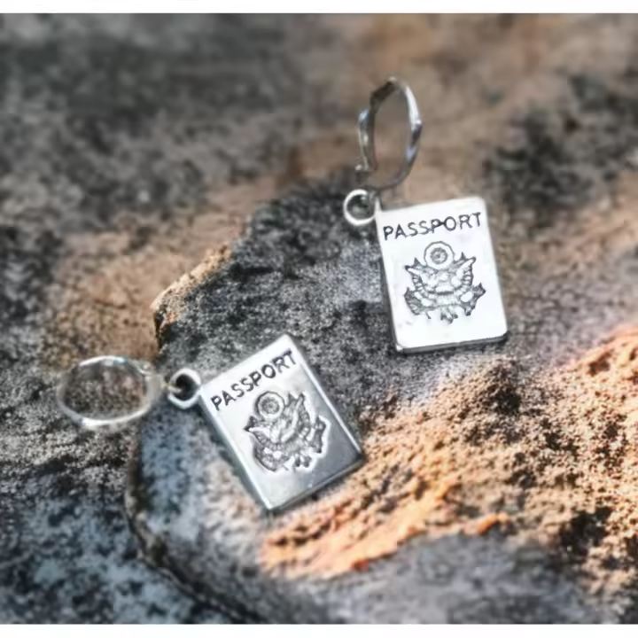 Pendientes para viajero, NEW PASSPORT, pendientes de viaje, Aros, pasaporte, joyas viajeras, regalo viajero, libre, mochilero, pendientes de aro, arete. - 1