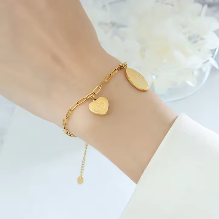 Encanto Pulsera con colgante de corazón y letra M de acero de titanio bañada en oro de 18 quilates | Pulsera retro de acero inoxidable personalizada | Accesorios de moda para mujer | Ideal para regalos de fiesta o boda - 1