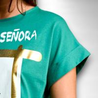 Camiseta Señora Anabel Lee - "Llámame Señora" con Maxi Print Foil Dorado - details 5