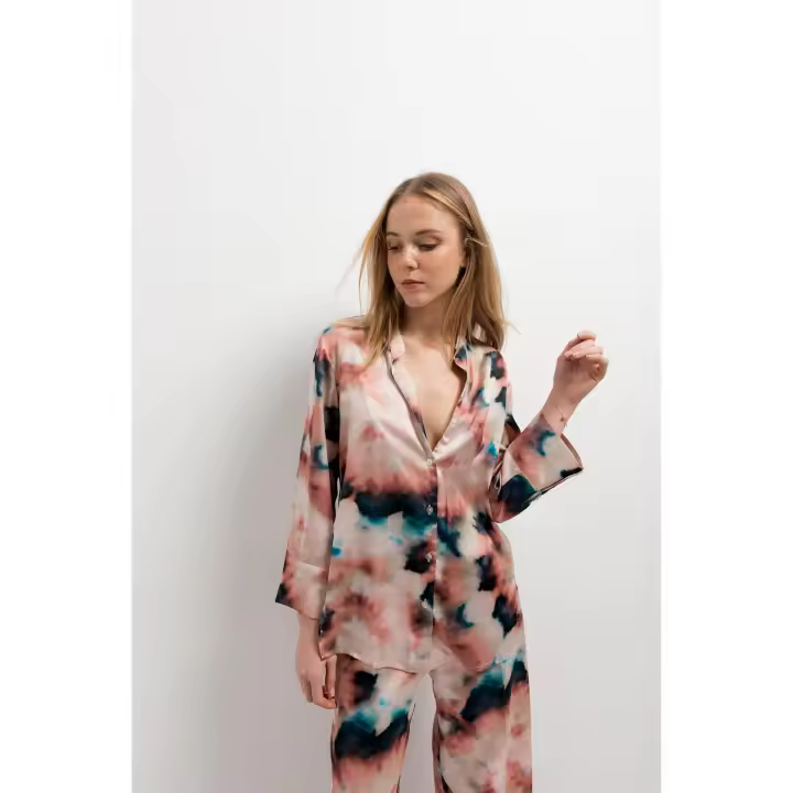 PuntoSalao Camisa estampada tie dye para mujer Esta Blusa es una prenda cómoda, ligera y versátil, que se adapta a tu silueta y te aporta un toque de elegancia y estilo - 1