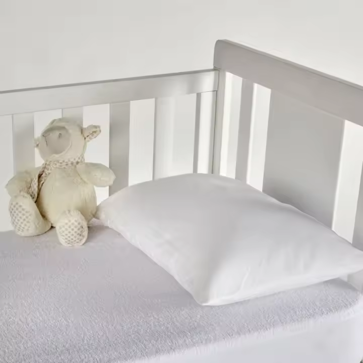 Liababylove almohada de cuna para bebes, medida 50 x 30 centimetros , comfortable , maxima adaptabilidad , Indeformable.de fibra con la espuma de una sola pieza, antibacterias, hipoalergenica, lavable a maquina y a 40 grados, no pesa. - 1
