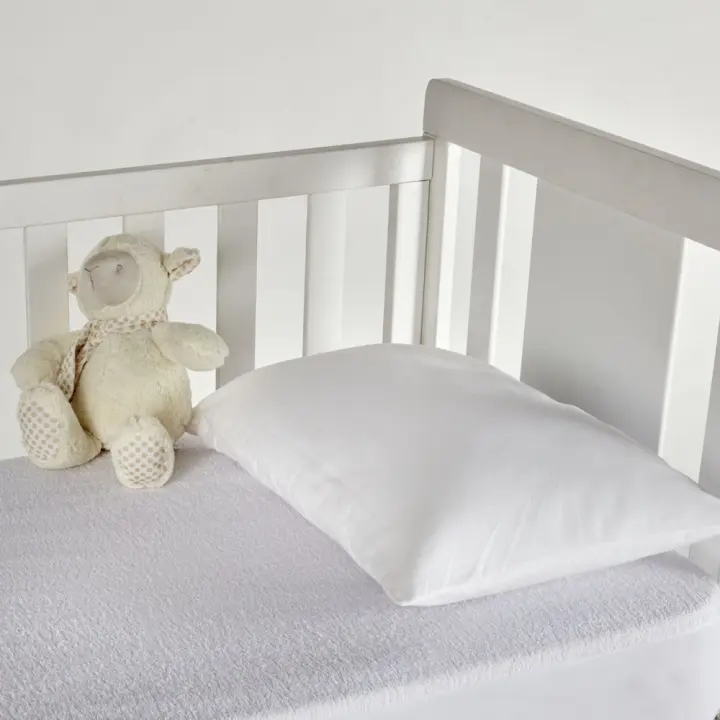 Liababylove almohada de cuna para bebes, medida 50 x 30 centimetros , comfortable , maxima adaptabilidad , Indeformable.de fibra con la espuma de una sola pieza, antibacterias, hipoalergenica, lavable a maquina y a 40 grados, no pesa. - 1