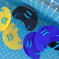 Práctica de natación con membranas de palma, técnicas de natación con media palma, membranas de palma para ayudarle a nadar, equipo de natación con membranas de palma - details 3