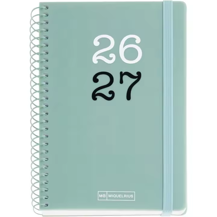 Miquelrius MR21183 Agenda escolar 2026 2027 día página 12 meses, Tamaño A6+ (11,7×17,4 cm), Tapas de polipropileno, Espiral metálico a color, Cierre de goma, Cantos redondeados, Stickers, Español-EN, Verde - 1