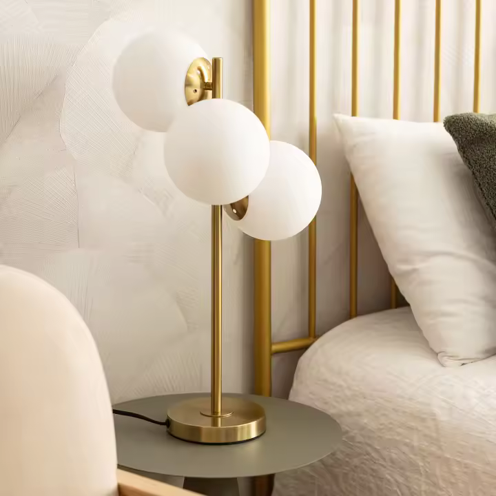 LEDKIA LIGHTING - Lámpara de Mesa Moonlight Brass | Diseño Elegante con 3 Focos | Uso Interior IP20 | Compatible con Bombillas E27 | Dimensiones 56x34x34 cm, Dorado, Cristal - 1