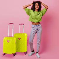 Agatha Ruiz de la Prada – Set de Maleta Mediana + Maleta Cabina Verde Pistacho con Detalles Rosa Fucsia, RPO Ultraligero, Candado TSA y Ruedas 360° – Colección Iconic - details 0