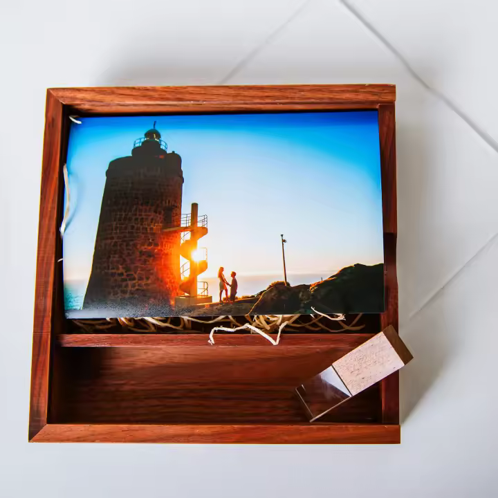 Caja de fotografias de Madera Nogal con USB 32GB – Perfecta para tus Recuerdos - 1