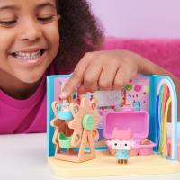 SPIN MASTER - LA CASA DE MUÑECAS DE GABBY - SALA DE MANUALIDADES BEBÉ BOX - Sala de La Casa de Muñecas de Gabby con 1 Figura de Bebé Box, 2 Accesorios, 2 Caja Sorpresa y 2 Muebles -6064151- Juguetes Niños +3 años - details 4