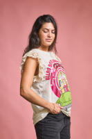 Camiseta Amigas de Anabel Lee."ELLAS SON MI LUGAR FAVORITO. Estoy en un punto que a todo me apunto."     -Camiseta de corte recto y cuello redondo.  -Tirante ancho, acabado en volante crochet.  -Maxi print delantero con detalle de foil. - details 5