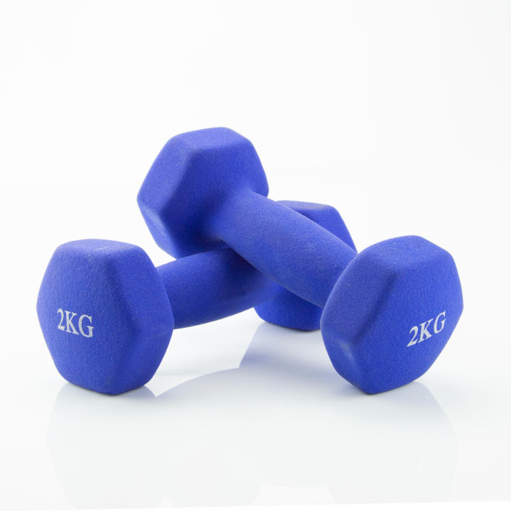 Set de 2 pesas Jocca de 2 kg o 4 kg cada una, ideal para tonificar, fortalecer y perder grasa. Mancuernas compactas, ergonómicas y resistentes, fabricadas en hierro con PVC o látex. Perfectas para entrenamientos en casa, fitness y ejercicios de fuerza.
