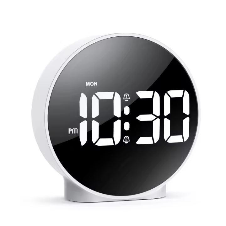 Reloj despertador digital, despertador con pantalla LED colorida para mesita de noche, reloj digital alimentado por batería o USB con función de repetición, brillo de 4 niveles, para personas que duermen profundamente - 1