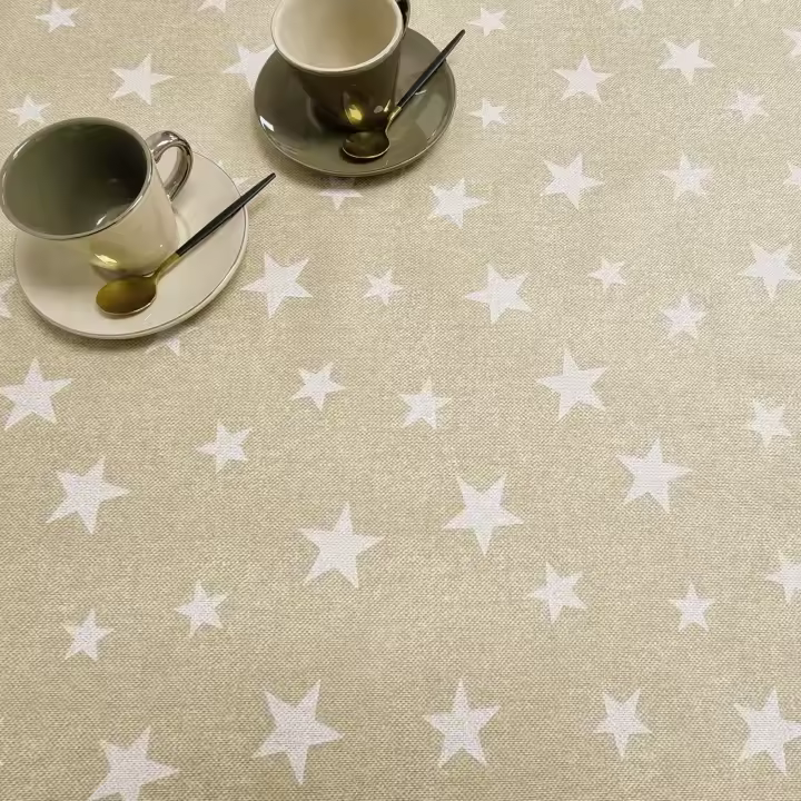 Mantel de tela resinada suave, rectangular, impermeable y fácil de limpiar, con diseño de estrellas beige, ideal para cocina, comedor, salón, balcón, jardín y picnic - 1