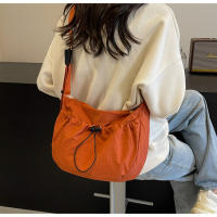 Bolso De Hombro De Nylon Nueva Diseño En Niche Color Sólido Con Pliegues Bolso Cruzado Versátil Para Uso Casual En Clase Y Comuting - details 21