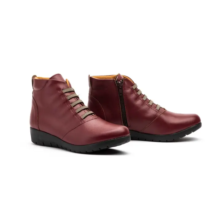 MºFX-9502 Burdeos  Hecho en España Botín Mujer Piel Burdeos Cordones Elásticos Cremallera Cuña Numeración: 35-41 Marca: JAM Descubre la fusión perfecta de estilo y comodidad con nuestros botines de cuña de 3 cm en piel granate. Diseñados pens - 1