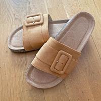 Sandalias de Mujer con Hebilla y Suela Confort – Verano Le Côté Chic | - details 3