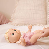 Be Loved Babies Gaby, Muñeca Bebé Realista, Tiene una Textura de Piel Suave e Incluye un Chupete y un Biberón, Juguete Regalo para Niñas y Niños de 18+ Meses - details 1