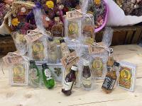 Regalos para invitados de boda lote de 10 miniaturas de 5 cl con baraja de cartas en bolsa de regalo y tarjeta de agradecimiento con mensaje para los invitados de boda comuniones bautizos aniversarios rua crema hierbas Malibú - details 0