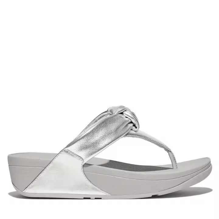Cómoda  Cómoda chancla mujer FITFLOP LULU PADDED-KNOT TOE-POST entre dedos en suave piel metalizada plata. Tecnología de entresuela Microwobbleboard amortiguadora. Altura Tacón bajo (3-5 cm) Referencia HN8-011-PLATA - 1