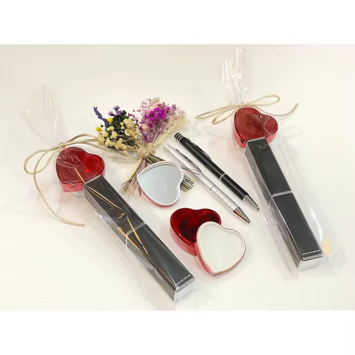 Lote de 10/15 bálsamo de labios en forma de corazón con espejo y bolígrafo de aluminio Antonio Miró en bolsa de regalo - Regalos para invitados de Boda, Comuniones, Bautizos, aniversarios, cumpleaños - 1