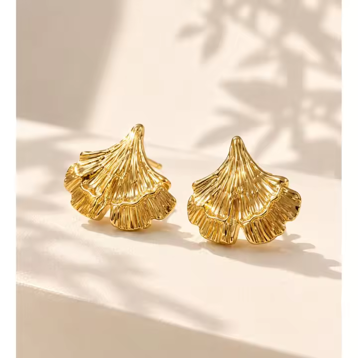SmileJoyas - Pendientes de Acero Inoxidable Dorados con Forma de Hoja de Ginkgo Biloba - 1
