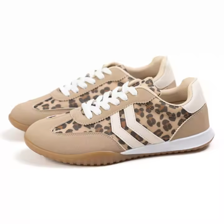 Zapatilla deportiva de mujer con diseño urbano, estampado animal y suela antideslizante, ideal para la temporada de verano 2025, con materiales transpirables y comodidad y estilo en cada paso Lyla Wang - 1