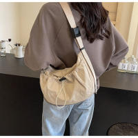 Bolso De Hombro De Nylon Nueva Diseño En Niche Color Sólido Con Pliegues Bolso Cruzado Versátil Para Uso Casual En Clase Y Comuting - details 10