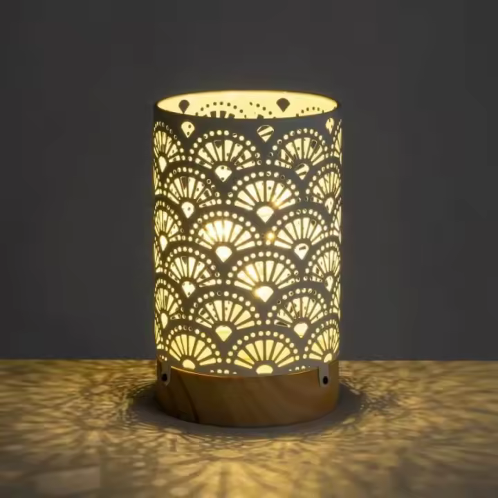 Dcasa Lámpara de mesa decorativa a pilas arabesca de metal blanco y madera de Ø 11x18 cm - 1