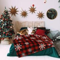 Manta Navideña Roja a Cuadros Suave Y Ligera De Poliéster 100% Estilo Moderno Decorativa Para Regalo Con Patrón De Copos De Nieve - details 2