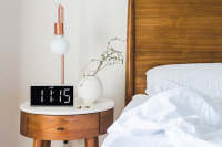 Radio Reloj Despertador Digital Portátil, Radio FM, Pantalla LED Blanca Jumbo, Brillo 5 niveles, Alarma doble con Repetición, Batería de Respaldo, Negro - details 1