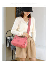 Bolso De Hombro Para Mujer Nylon Impermeable Bolso Bandolera Estilo Casual Con Solapa Y Bolsillos Internos Florales - details 3