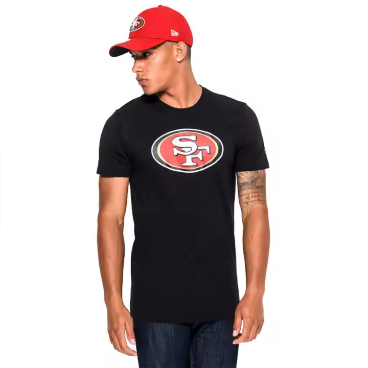 NOS NFL REGULAR TEE SAF49E BLK: Camiseta NFL Regular San Francisco 49ers en negro. Con diseño simple y elegante, ideal para los fanáticos del equipo que desean  lucir su apoyo al equipo con orgullo. ✅ Entrega 24/72h a España (península). - 1