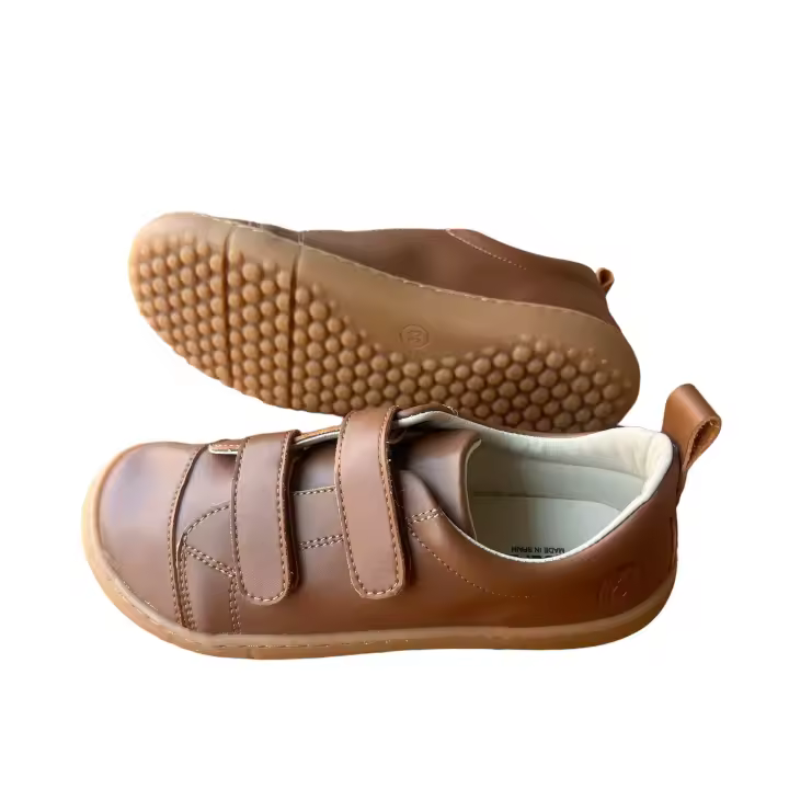 Zapatos de color cuero con 2 velcros de Coqueflex - 1