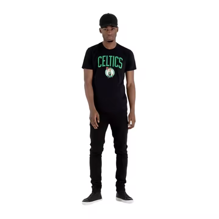 NOS NBA REGULAR TEE BOSCEL BLK: Camiseta NBA Boston Celtics, en negro, perfecta para los seguidores de los Celtics que desean una camiseta deportiva y cómoda con un diseño clásico para su look diario. ✅ Entrega 24/72h a España (península). - 1