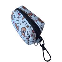 Porta bolsas para bolsas de excrementos de mascota. Con apertura de goma para sacar las bolsas una  a una y cremallera trasera para introducir el recambio. Incluye un recambio de bolsas de regalo. Marca Lila Dogs - details 1