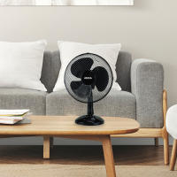 Ventilador Jocca de sobremesa de 12', con sistema de oscilación, cabezal reclinable, 3 velocidades, 30 cm de diámetro, 40W de potencia y disponible en blanco junto a dos colores azules y un elegante color negro - details 1