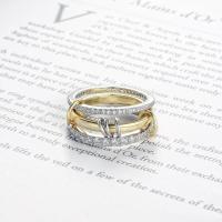 Anillo de eslabones entrelazados en oro bañado, con circonitas y múltiples elementos bicolor - details 7