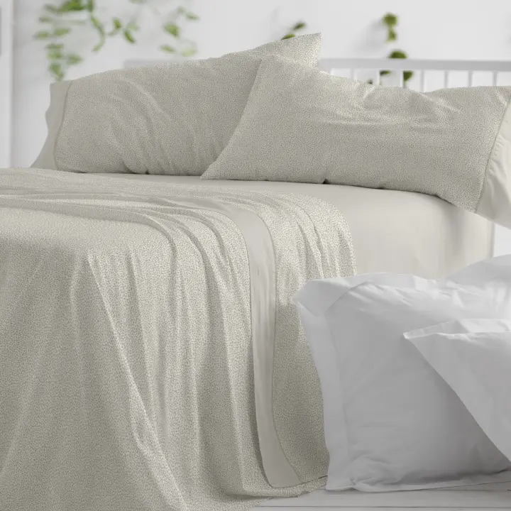Juego de sábanas 50% Algodón- 50% poliéster. Disponible en cama de 90, 105, 135, 150-160, 180 y 200cm. Color Salvia y arena. Larga duración. - 1