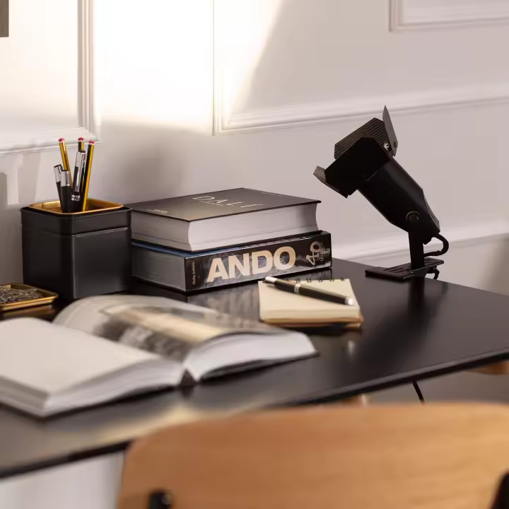 Ledkia Lámpara de Mesa de Metal con Pinza Cinema Kurangna Negro - 1