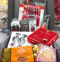 Caja de Navidad IBERICA: Jamón Iberico Cebo + 4 Embutidos Ibericos + Bombones Caja Roja + Polvorones + Turron Crujiente + Hummus. Caja Nº L - details 1