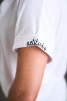 Camiseta básica blanca "actitud +" de Anabel Lee. Camiseta básica con mucha caída, de viscosa, con detalles bordados - details 1