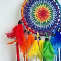 Atrapasueños para pared, adorno decorativo de plumas de arcoíris, hecho a mano, multiusos, para sala de estar y dormitorio. - details 2
