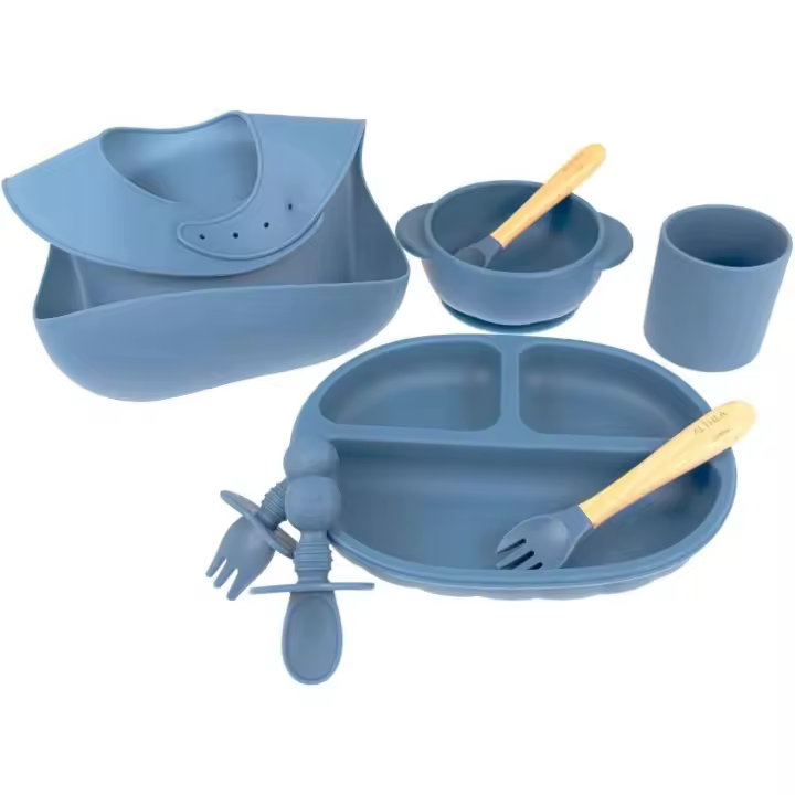 Conjunto de Vajilla Orgánica de Silicona para Bebé Althea Living - 8 piezas: Plato Harvard y Bol con Ventosa, Vaso de Aprendizaje, Cubiertos con Mango de Bambú, Babero - 1