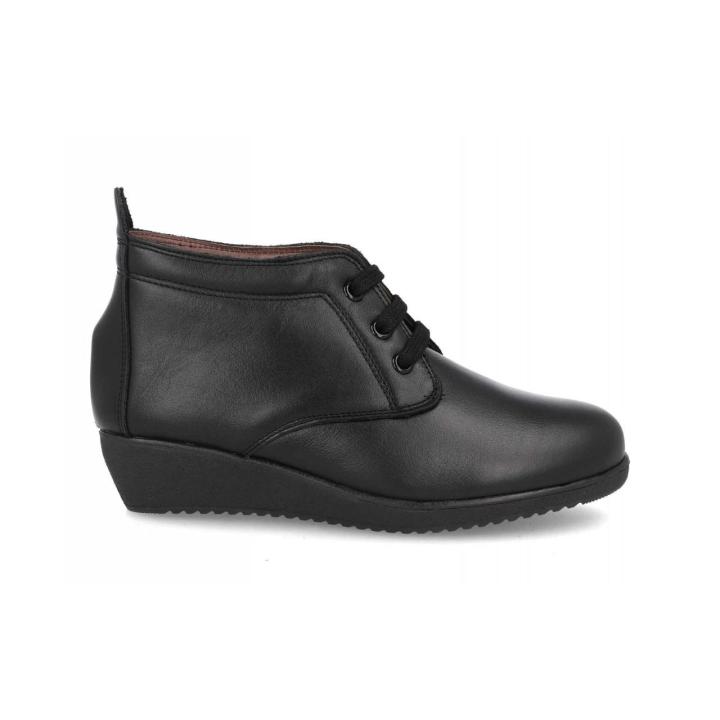 botin mujer cuña 3980 Descubre el confort que tus pies merecen con estos botines de mujer de piel. Diseñados pensando en el uso diario, combinan la durabilidad de la piel suave de alta calidad con una cuña baja y estable que proporciona una elevación suti