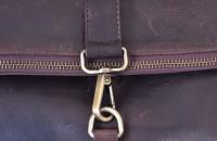 Mochila de Cuero Genuino Roll-Top Marrón Oscuro – IULIUS | Para portátil 15,6", resistente, elegante y versátil para viajes o trabajo - details 3