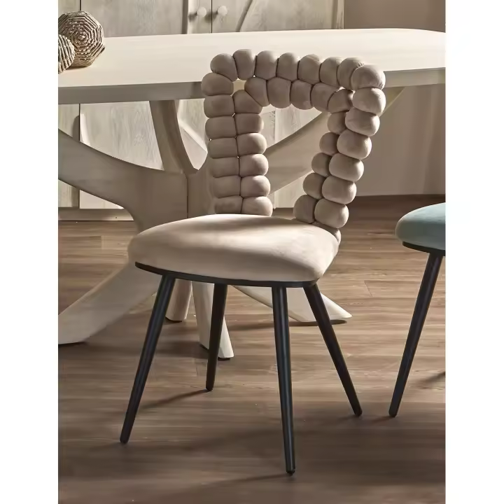 Silla nimpha triangular terciopelo beige 47x47x85 cms. El mejor complemento para tu hogar. - 1