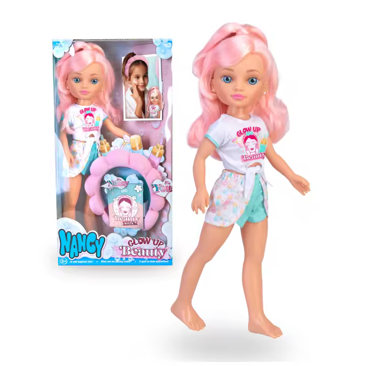 Nancy Glow Up Beauty Pack, Muñeca con Accesorios para la Rutina de Belleza, Outfit Cómodo para su Ritual de Cuidados, Incluye una Diadema y Mascarilla Facial, +3 años, Famosa (NAC91000) - 1