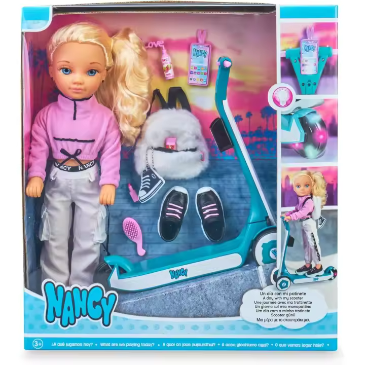 Nancy Un día con Patinete, Muñeca con Patinete, Tiene Luces en Las Ruedas, Ropa Muy Cool y Accesorios para Llevar en su Mochila, para niñas y niños a Partir de 3 años, Famosa (700016705) - 1
