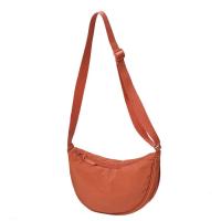 Bolso De Pecho Para Mujer De Gran Capacidad En Color Sólido Bolsa Cruzada De Viaje En Forma De Luna Media Rellena Con Algodón Para Uso Diario - details 19